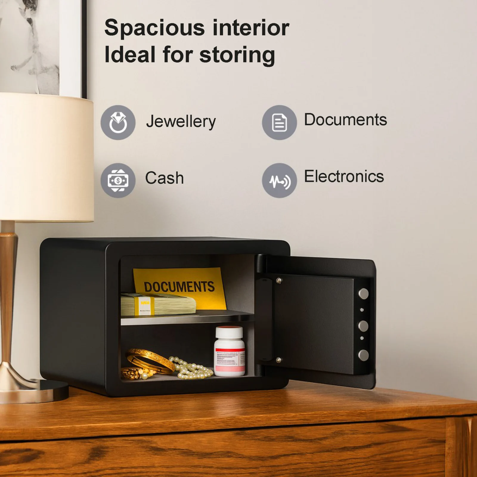 Przestronne wnętrze sejfu idealne do przechowywania biżuterii, gotówki, dokumentów i elektroniki