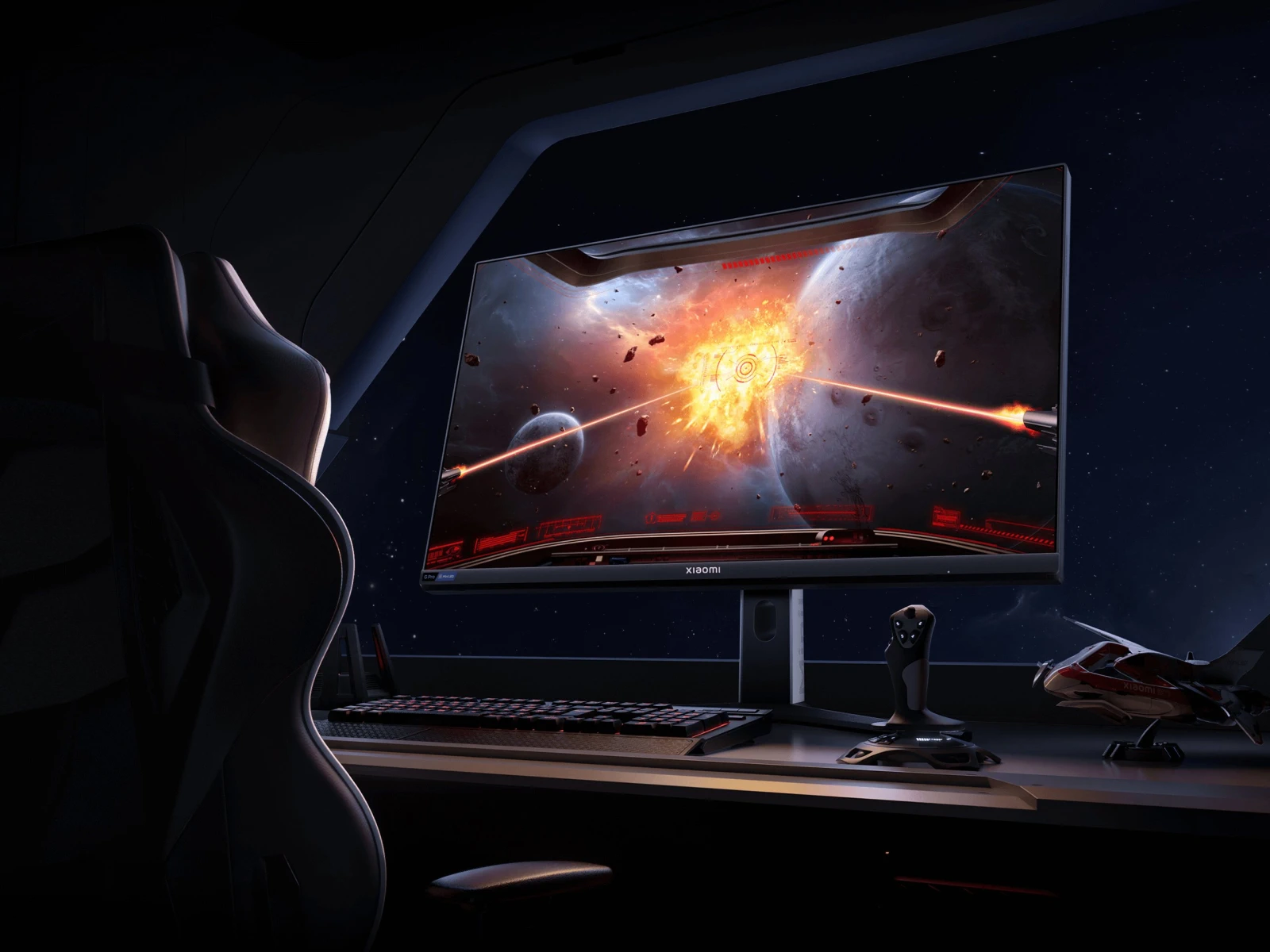 Posto de jogo com monitor, teclado e joystick no interior de um cockpit futurista de nave