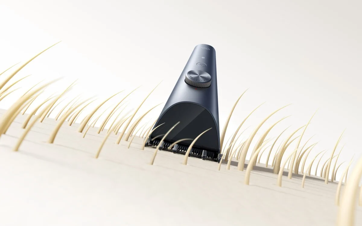 Zbliżenie 3D maszynki do strzyżenia xiaomi hair clipper 2 w trakcie pracy na włosach, z akcentem na ostrze