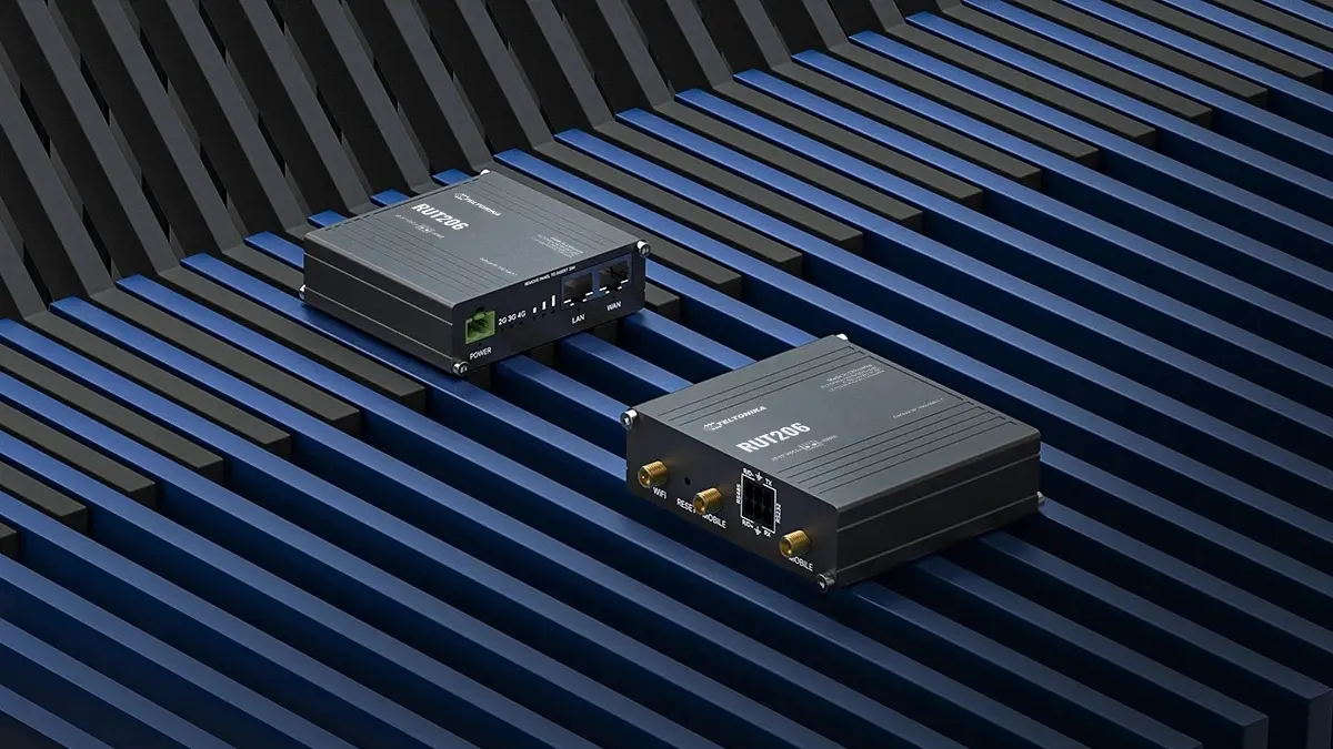 Vista de dos routers industriales Teltonika RUT206 colocados sobre un fondo negro azulado con estructura acanalada; puertos LAN, WAN, conectores de antena y LED indicadores visibles.