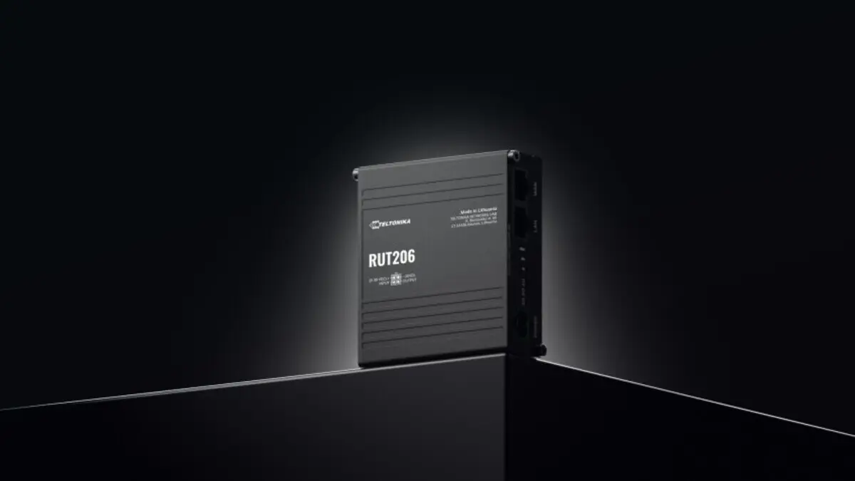 Enrutador Teltonika RUT206 mostrado verticalmente sobre un fondo oscuro con el nombre del modelo y el logotipo del fabricante en un lugar destacado.