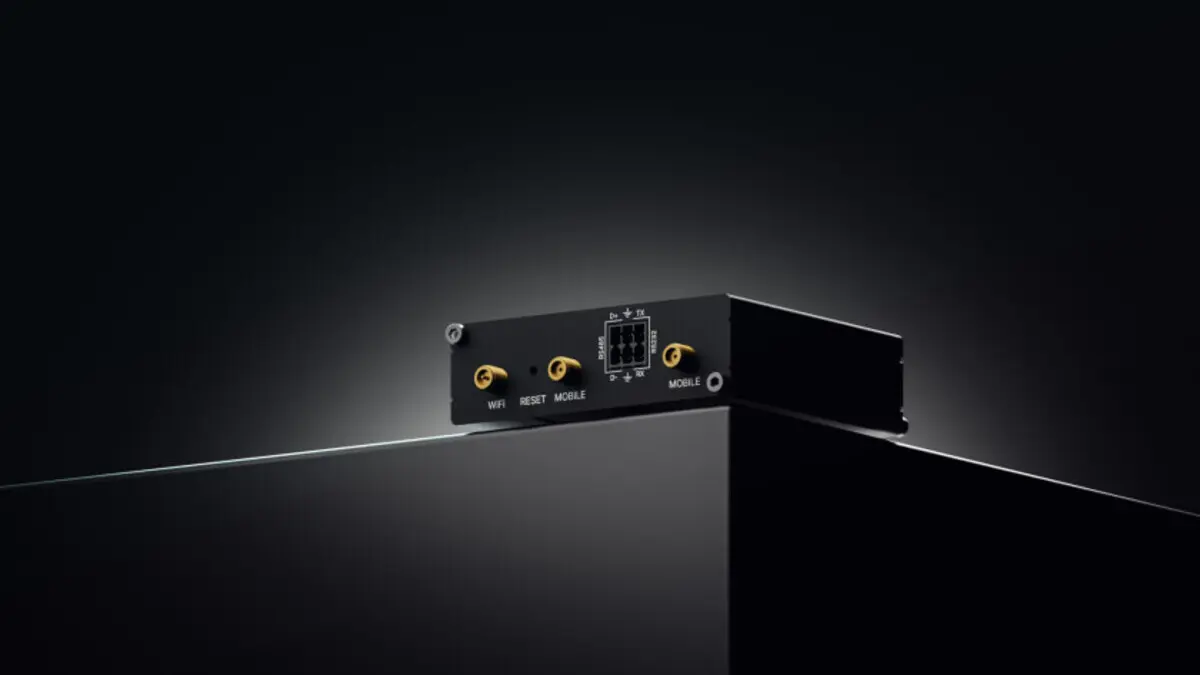 Detalle del panel de conectores del router Teltonika RUT206, que muestra los puertos de antena Wi-Fi y LTE, el botón de reinicio y el conector de bus serie.