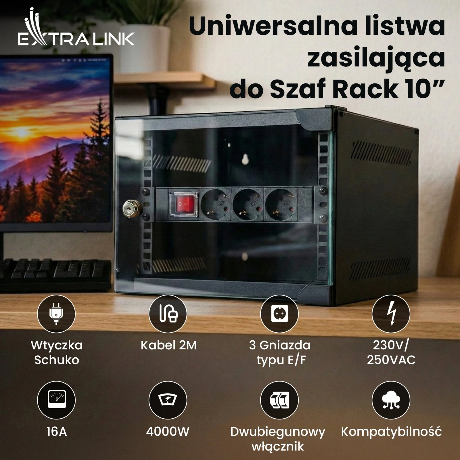 Listwa zasilająca PDU zamontowana w czarnej szafie rack 10 cali na biurku obok monitora z widokiem gór.