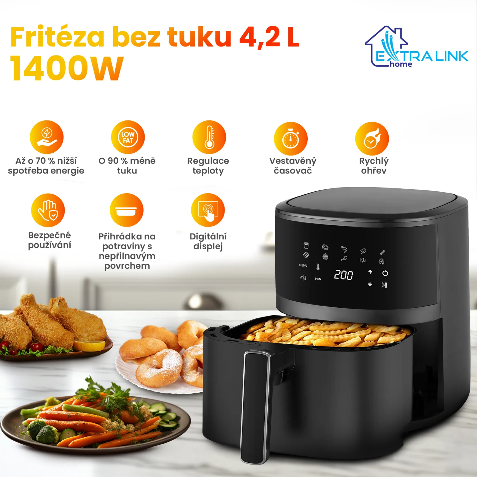 čern&aacute; frit&eacute;za extralink sj-420 s v&yacute;suvnou z&aacute;suvkou uprostřed frit&eacute;zy, stoj&iacute; na pultu vedle tř&iacute; tal&iacute;řů s n&aacute;dob&iacute;m.