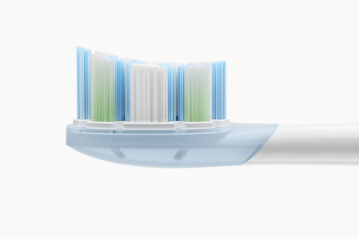 Profilo della testina dello spazzolino che mostra la linea ondulata delle setole, facilitando l'aderenza alle superfici dei denti