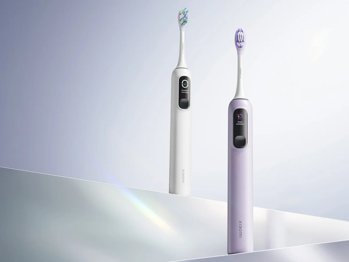 Escova oscilante Xiaomi branca e roxa com ecrãs LED em suportes verticais