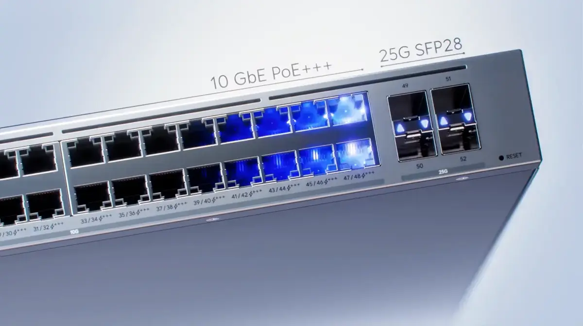 Detailní pohled na přední stranu přepínače s porty 10GbE PoE a dalšími porty 25G SFP28.