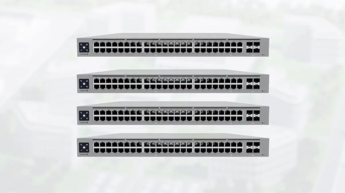 Čtyři přepínače s 24 porty 10GbE PoE umístěné v racku