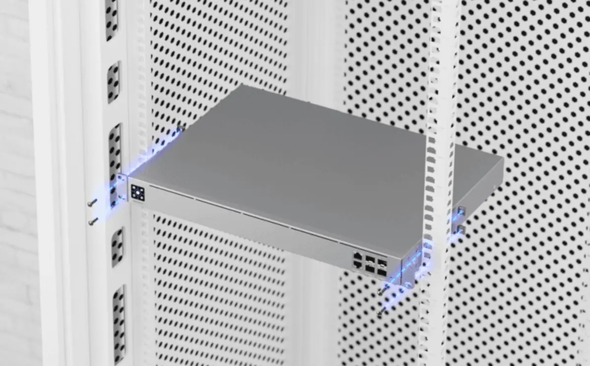 Router Ubiquiti UXG Enterprise com várias portas SFP e RJ45, concebido para a gestão de redes