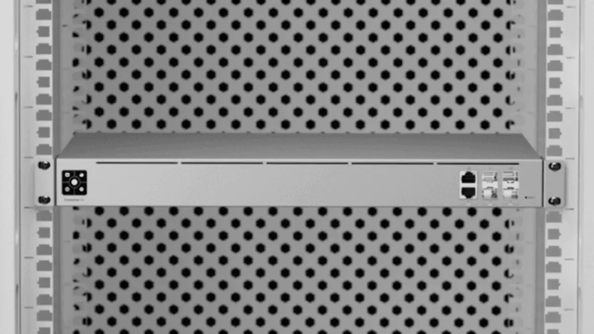 Ubiquiti UXG Enterprise montado num bastidor, mostrando o aspeto do dispositivo