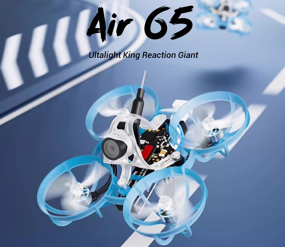 Dron BetaFPV Air65 w ruchu, lecący na tle szarych linii. Dron ma przezroczyste, niebieskie osłony silników