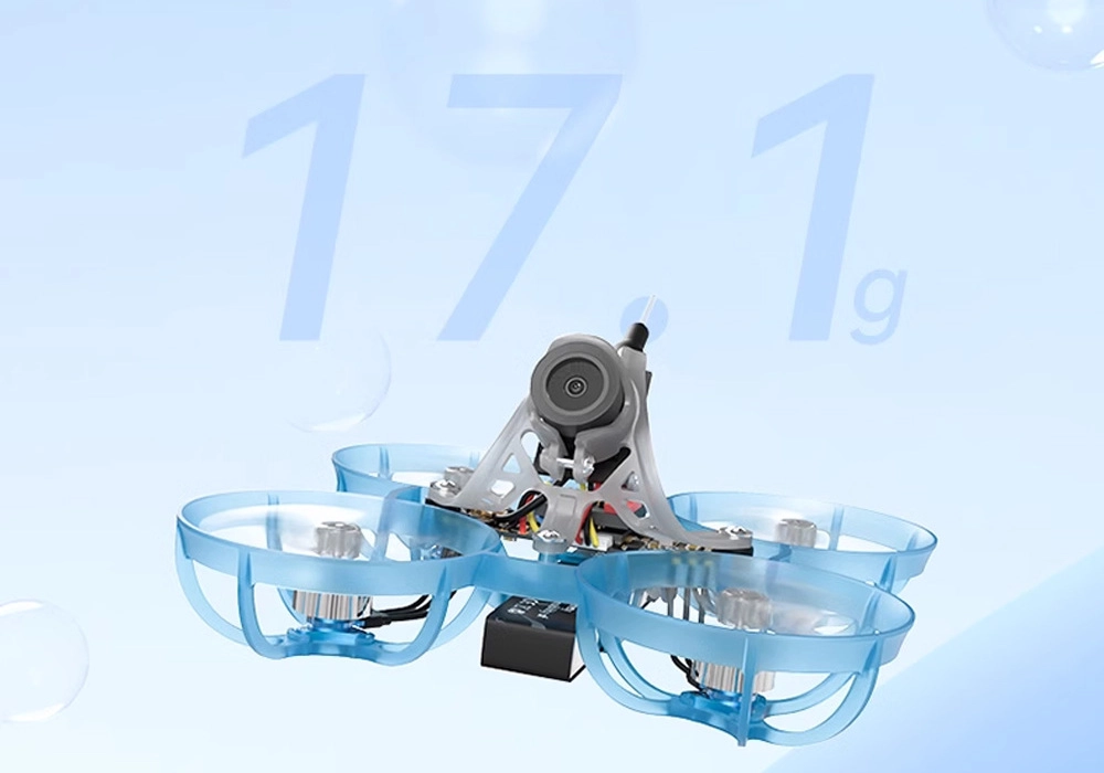Dron BetaFPV Air65 o wadze 17,1g unosi się w powietrzu na tle niebieskiego tła z lekkimi bąbelkami. Dron ma przezroczyste, niebieskie osłony silników, a na nim widać szczegóły konstrukcji