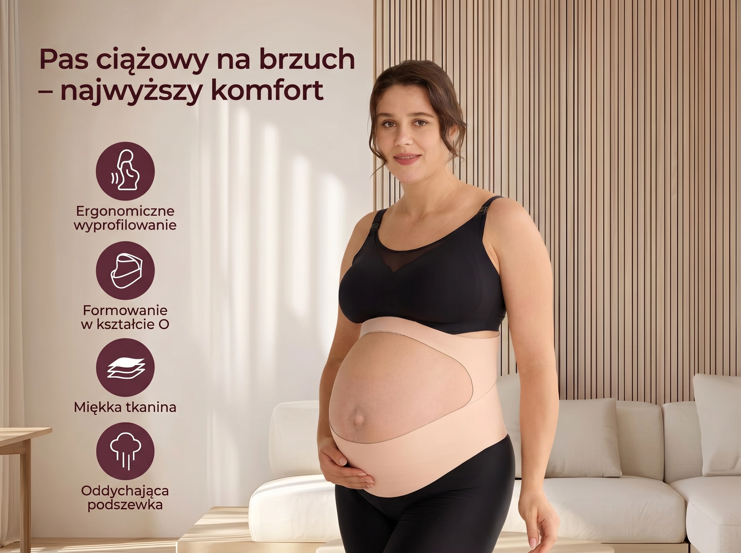 Mulher com top preto e cinto de gravidez bege na barriga, sorrindo em frente a uma parede clara