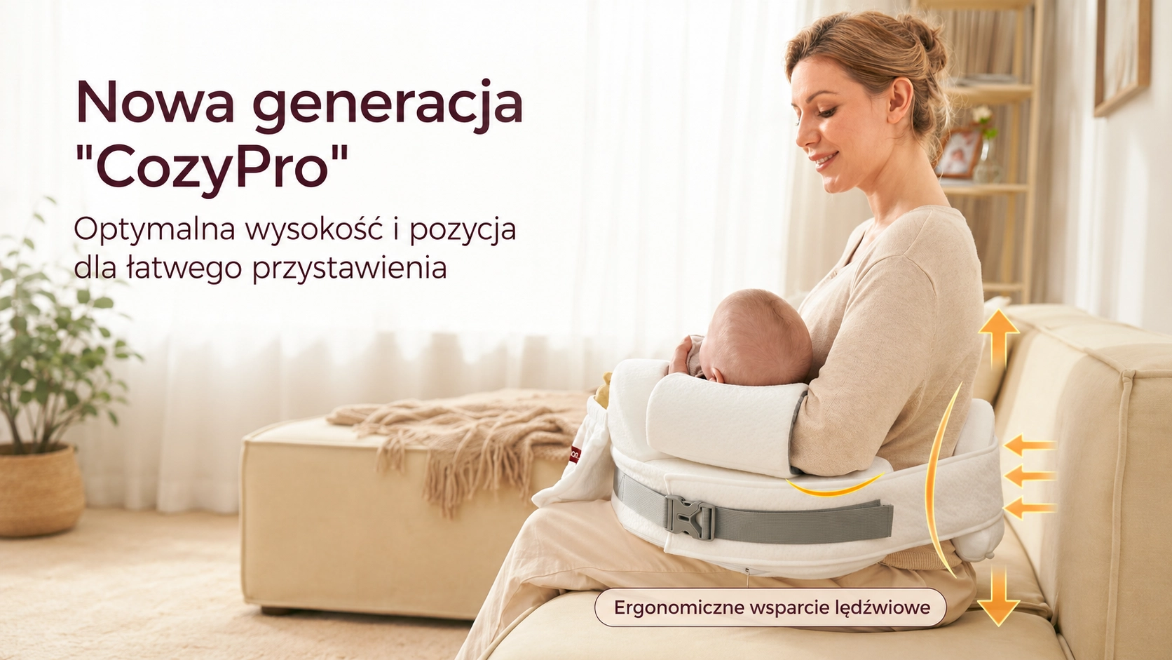 Kobieta karmi niemowlę na białej poduszce Momcozy, siedząc bokiem na jasnej sofie.