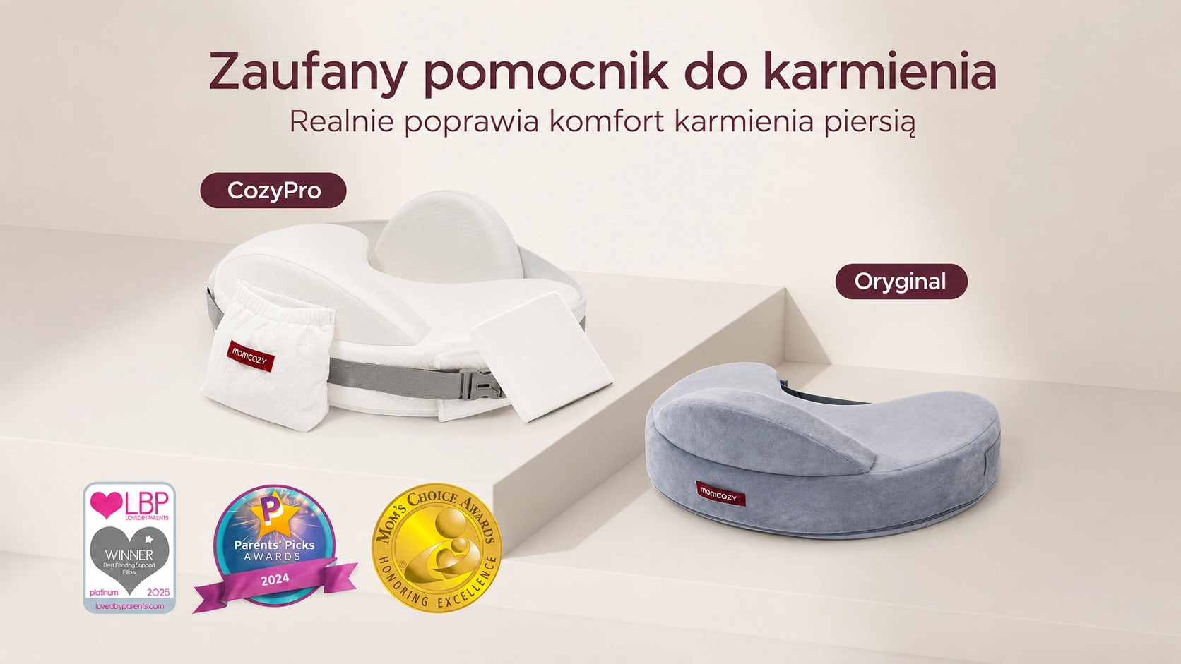 Biała poduszka Momcozy obok szarej poduszki na jasnych podestach z medalami u dołu.