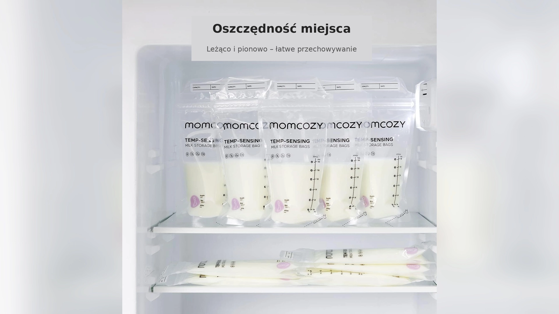Sáčky Momcozy s mlékem postavené svisle i vodorovně na policích lednice