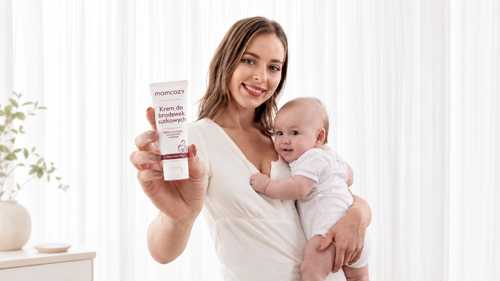 Mujer sosteniendo la crema y un bebé, mostrando un producto natural y seguro para madres lactantes