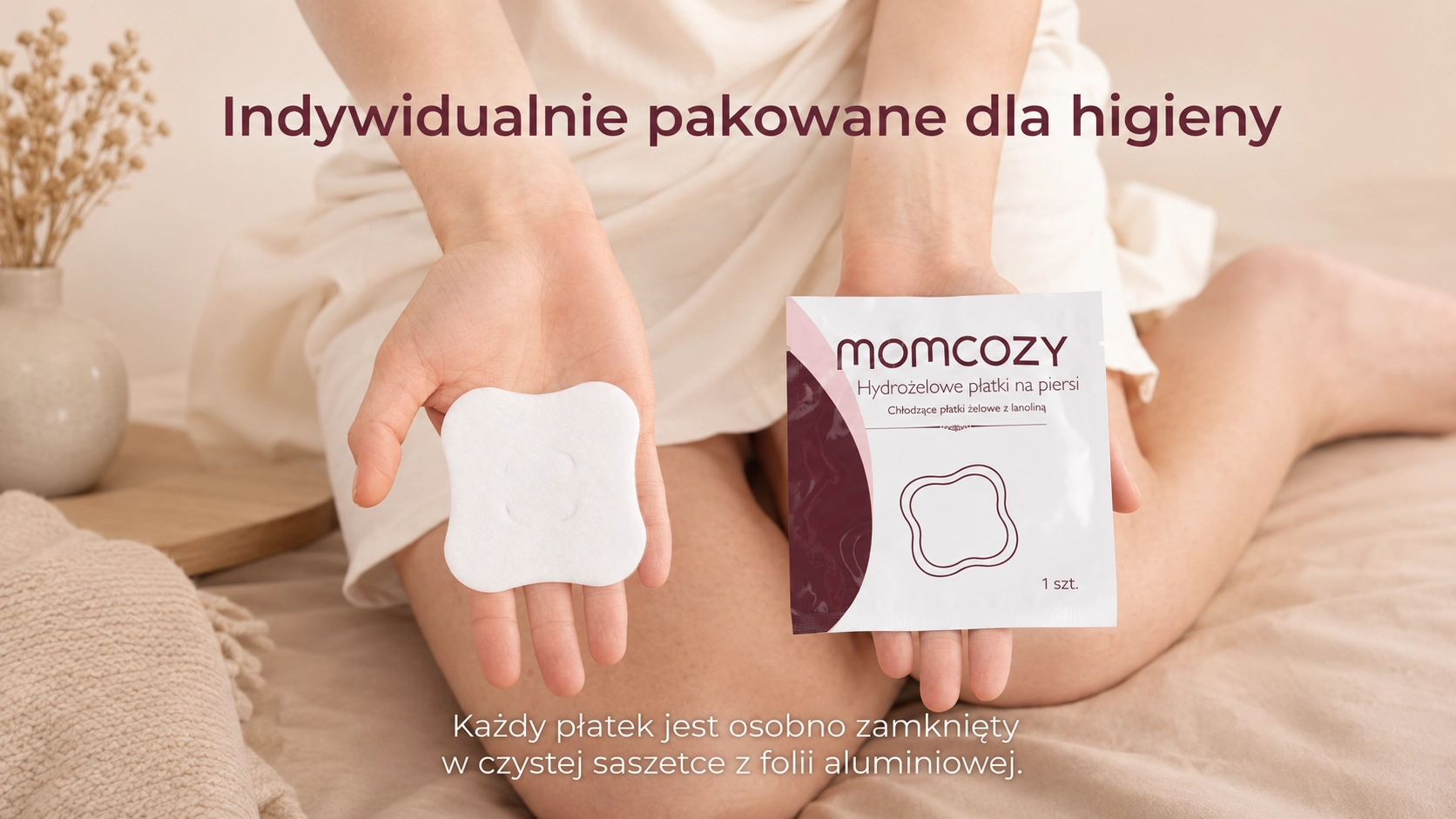 Eine Frau sitzt auf dem Bett und hält eine Hydrogel-Einlage in der Hand sowie eine einzelne Verpackung in der anderen Hand