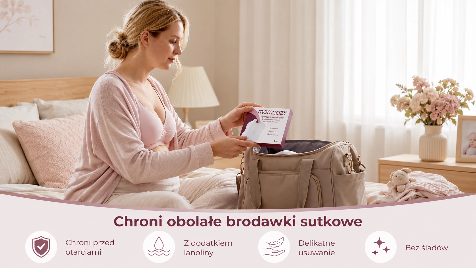 Eine Frau sitzt auf dem Bett und legt Hydrogel-Einlagen in die Tasche für die Mutter, im Hintergrund ist ein heller Raum mit hellen Accessoires zu sehen