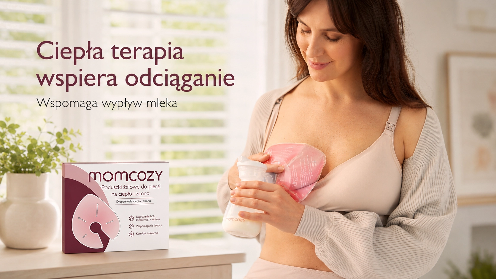 Mujer coloc&aacute;ndose una compresa de gel fr&iacute;a en el pecho, junto a un envase con almohadillas.