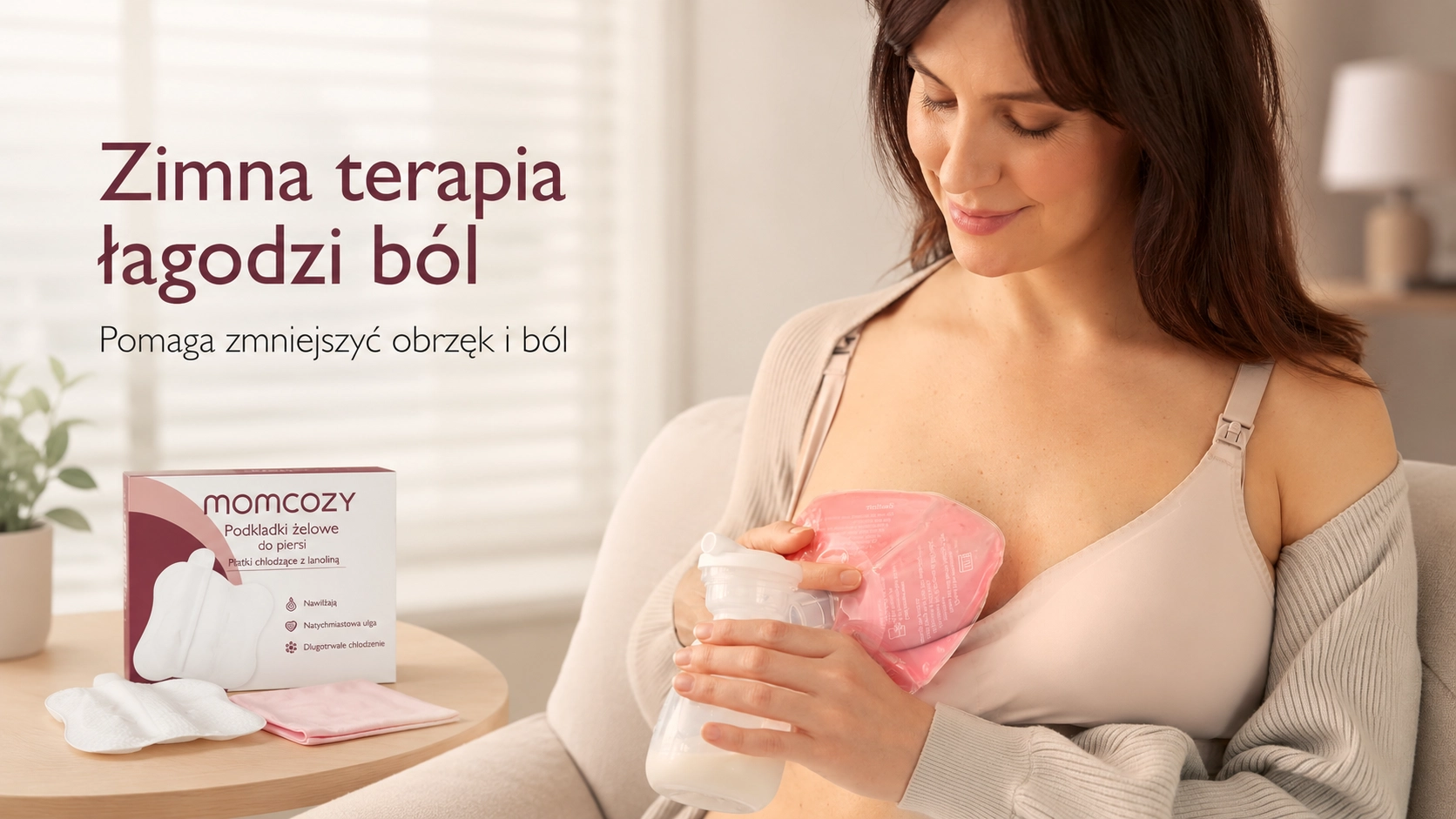 Mujer sosteniendo una compresa de gel junto al pecho y un biber&oacute;n para extraer leche.