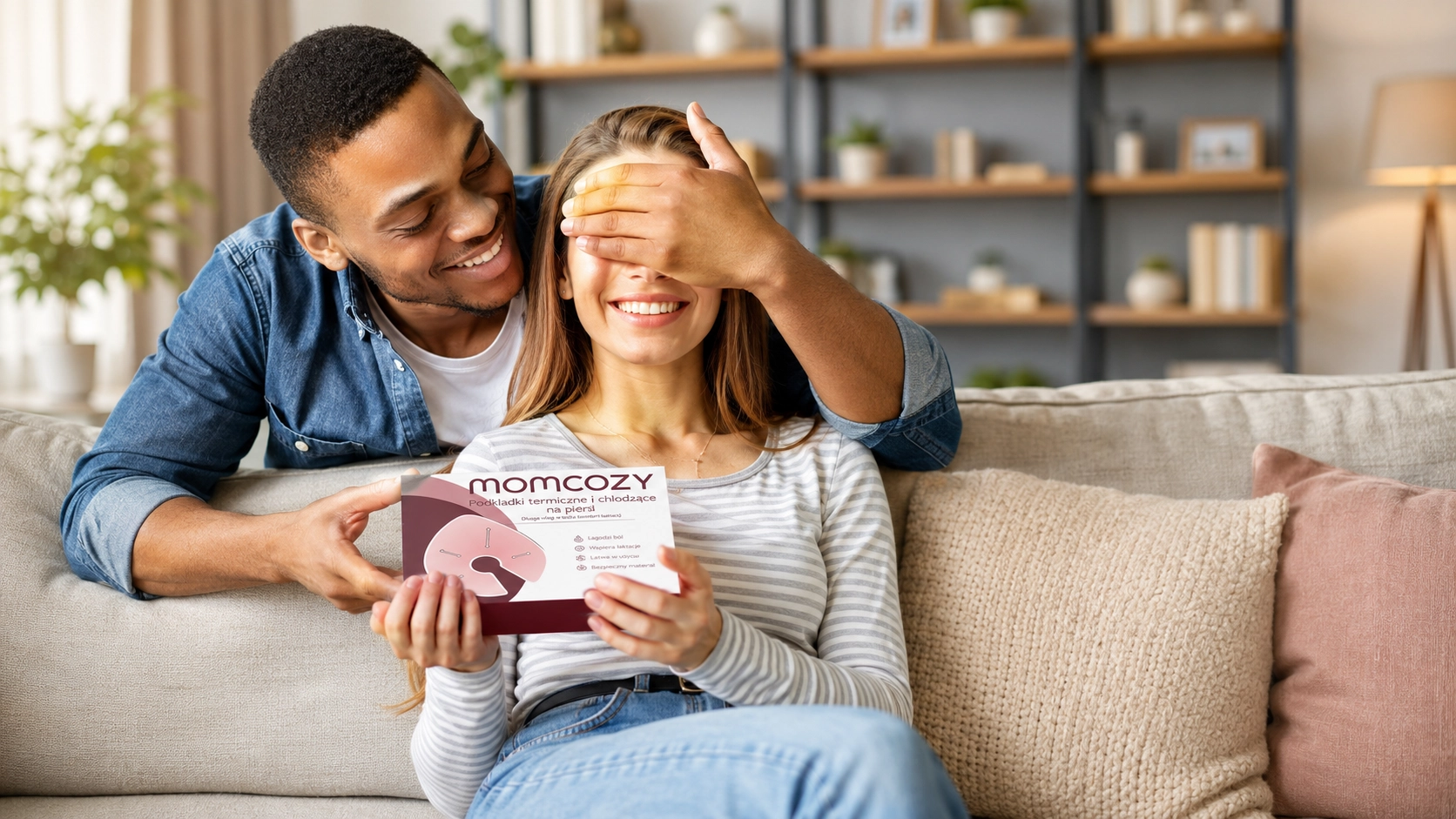Hombre sonriente cubre los ojos de una mujer con la mano mientras le entrega como regalo compresas de gel para el pecho de la marca Momcozy.