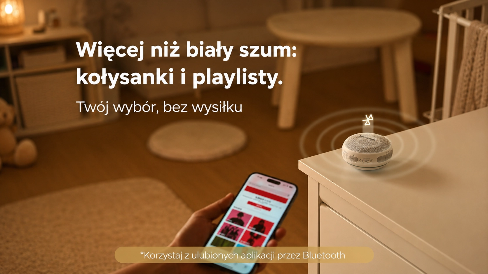 Рука со смартфоном управляет генератором через Bluetooth. На фоне уютная детская комната.