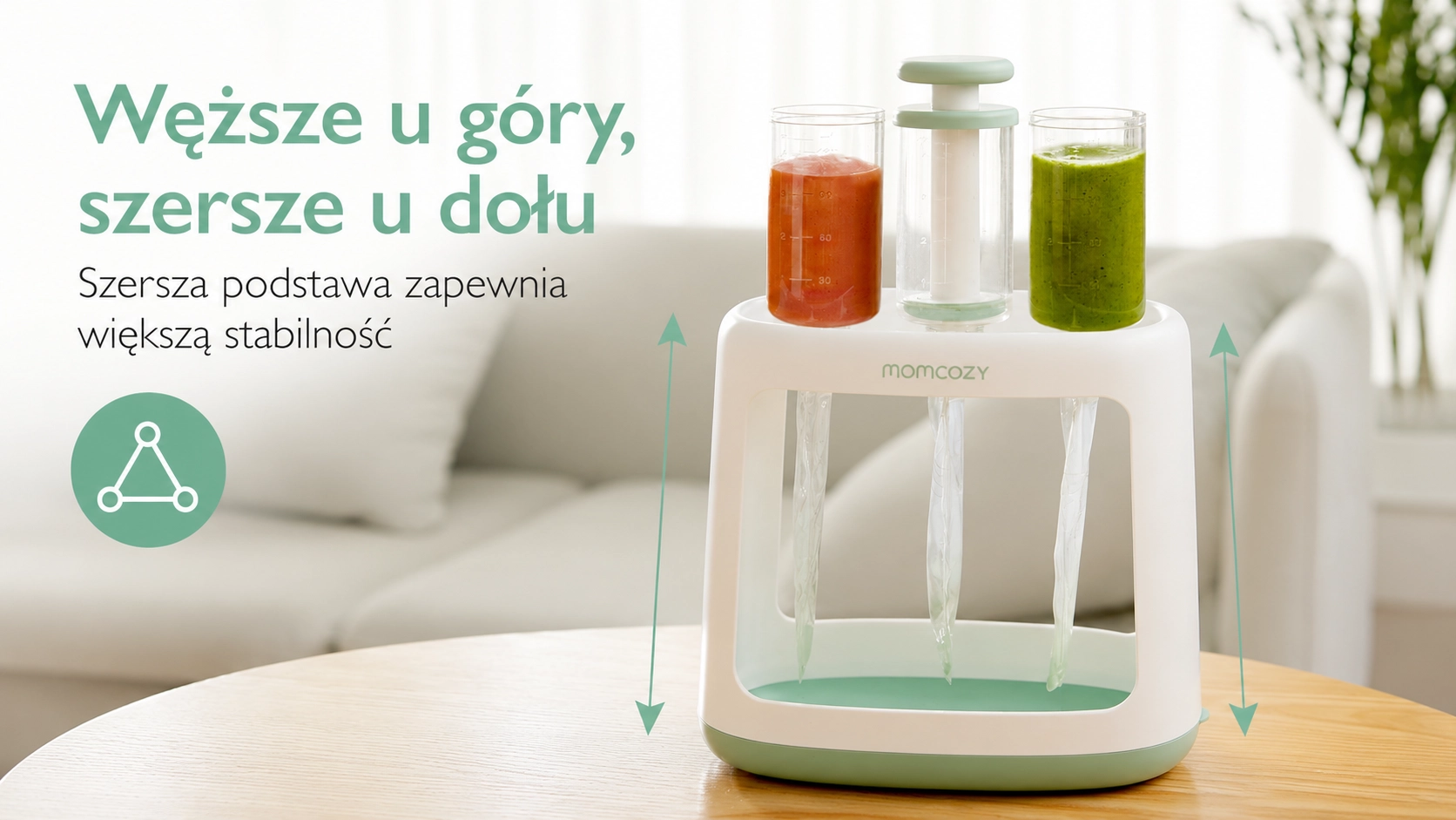 Bílé zařízení se třemi nádobkami na pyré stojí na dřevěném stole; v pozadí je rozmazaná světlá pohovka.
