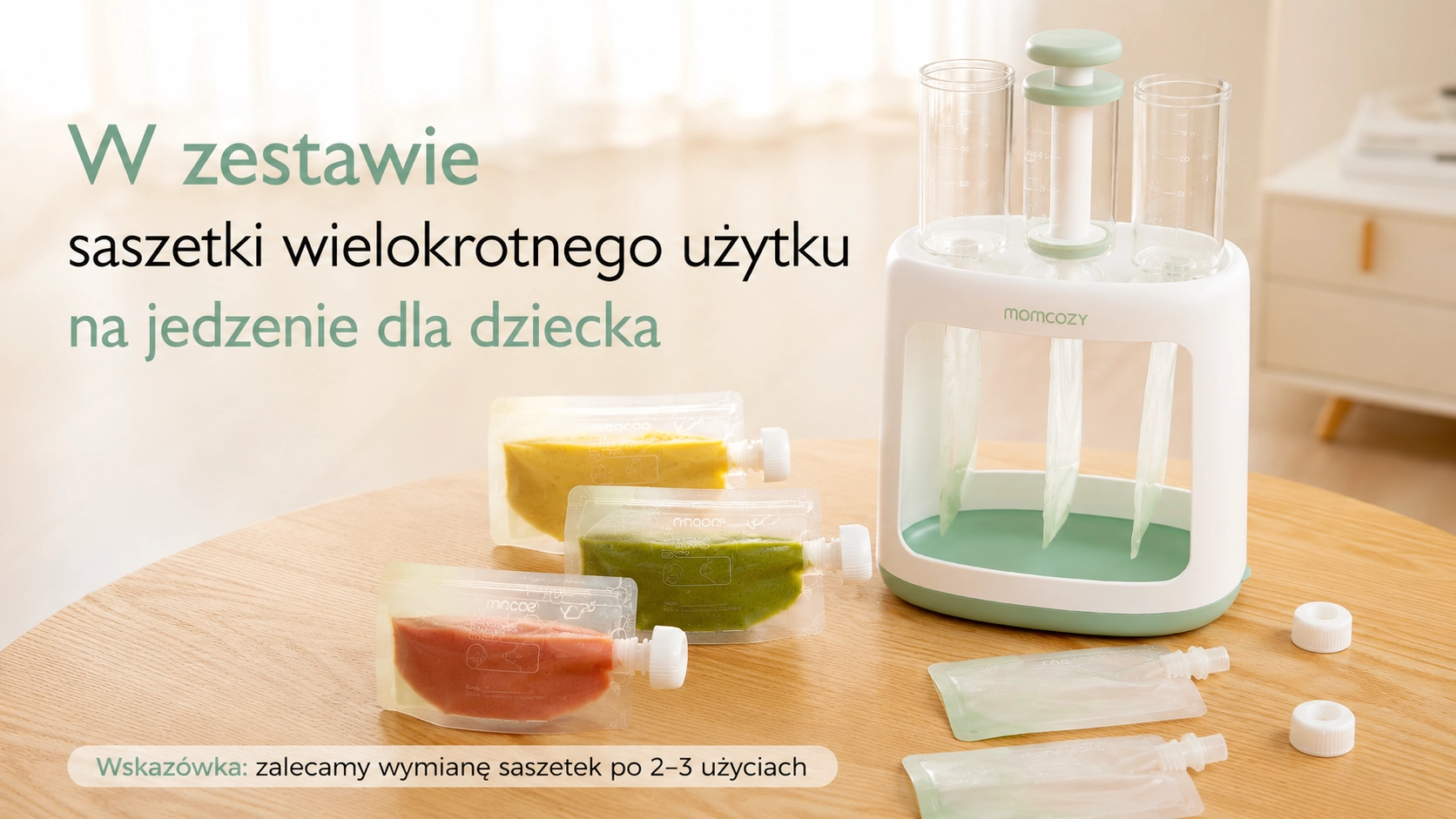Bílé zařízení na pracovní desce vedle barevných sáčků s ovocným pyré, prázdných sáčků a bílých uzávěrů.
