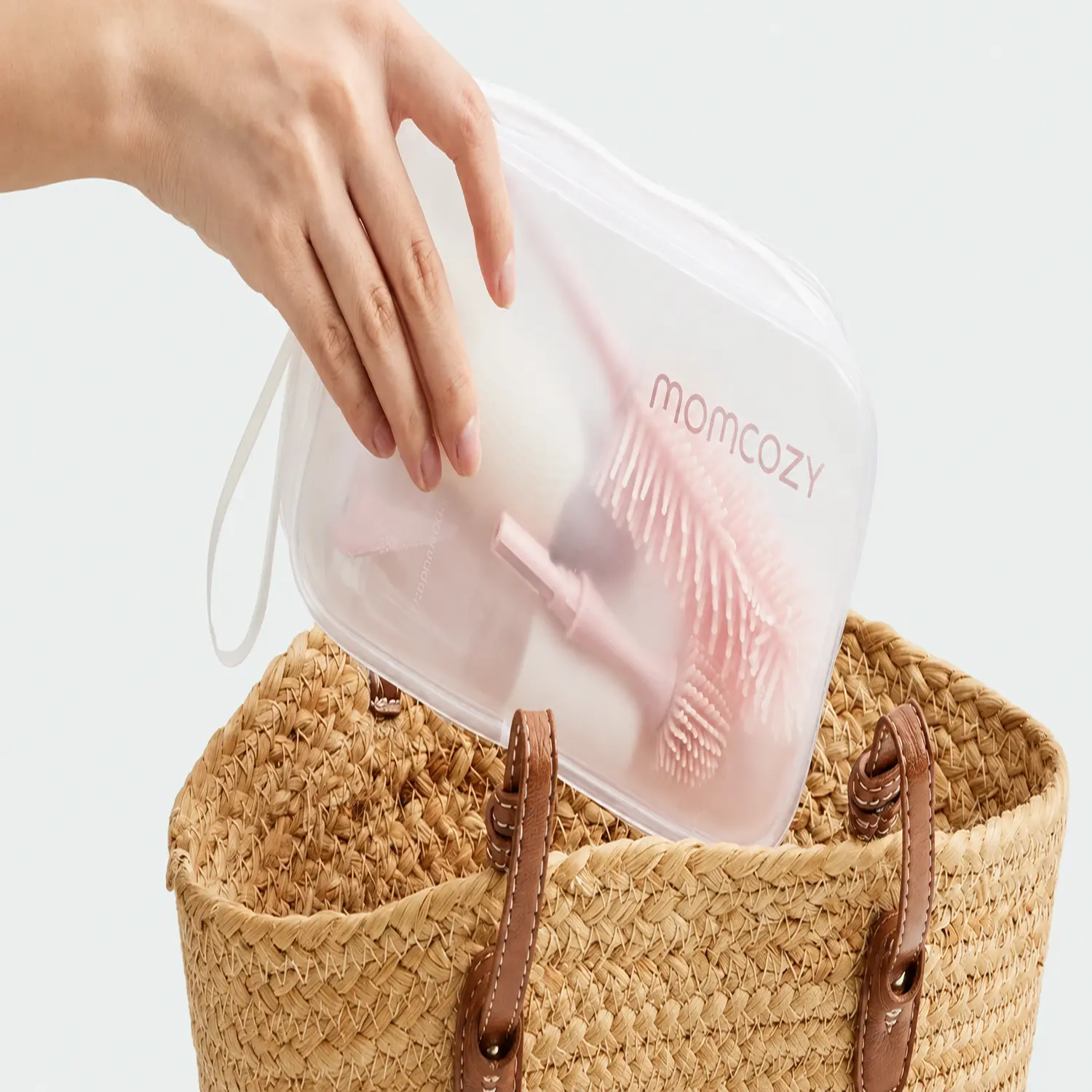 Diferentes pontas das escovas Momcozy destinadas a tubos, tetinas e biberões