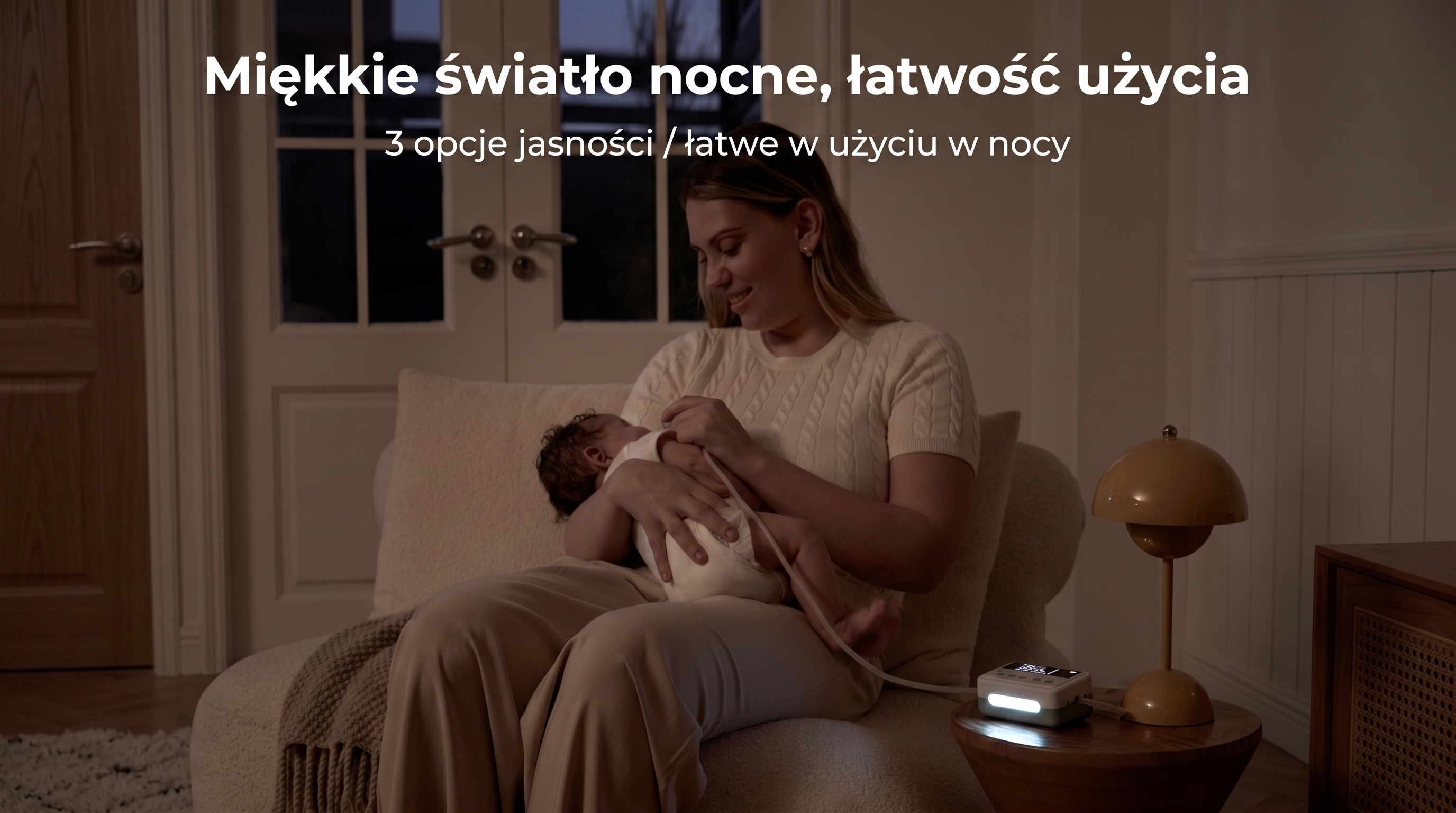 Žena v noci používá aspirátor s podsvícením u kojence; na stolku svítí malé, jemné světlo.
