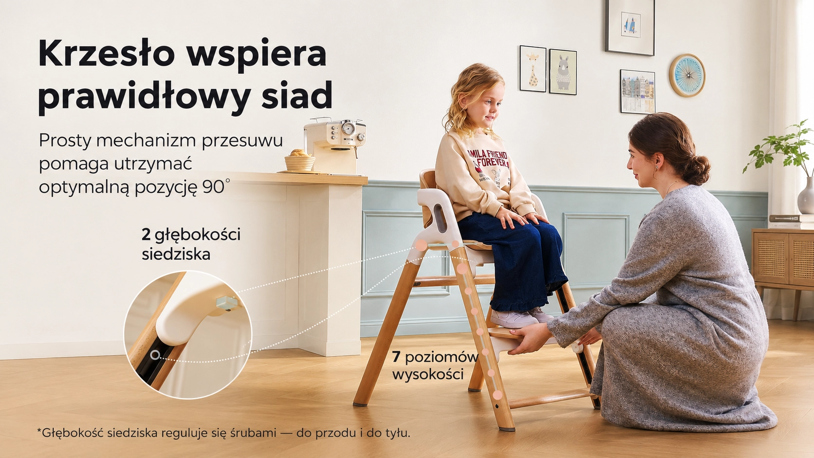 Kobieta dopasowuje wysokość podnóżka w drewnianym krzesełku Momcozy, na którym siedzi kilkulatnia dziewczynka