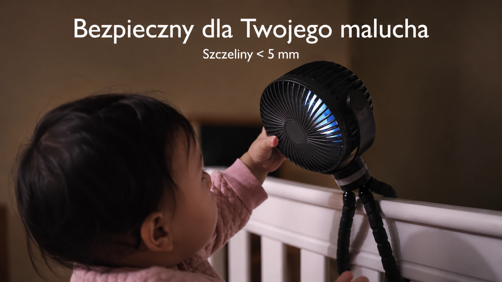 Maluch w łóżeczku chwyta za gęstą osłonę wiatraczka Momcozy z bezpiecznymi szczelinami poniżej 5 milimetrów