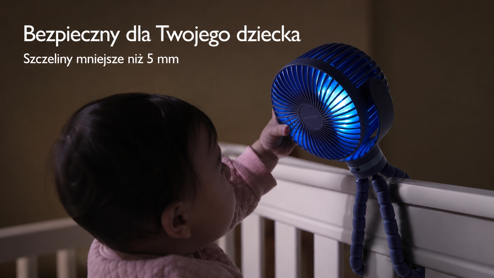 O bebé no berço agarra a proteção densa do ventilador Momcozy com aberturas seguras abaixo de 5 milímetros