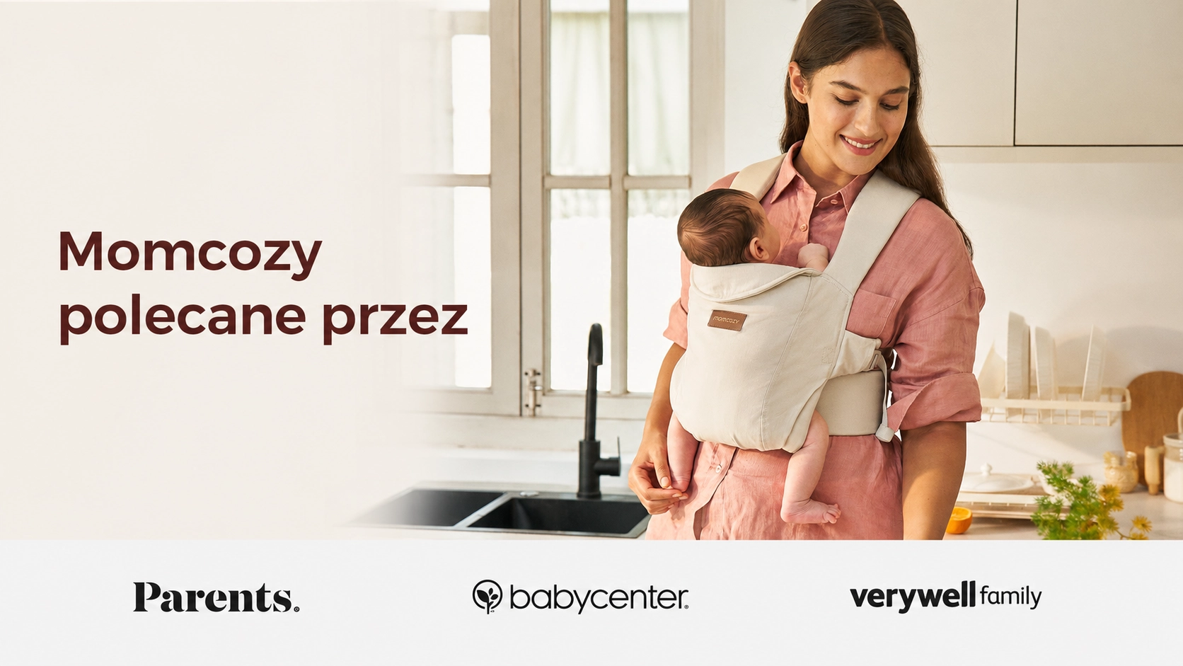 Portabebés ergonómico Momcozy CB002 WeeSnug Newborn Carrier Cotton Khaki. Una madre con un niño en la cocina y logotipos de medios.