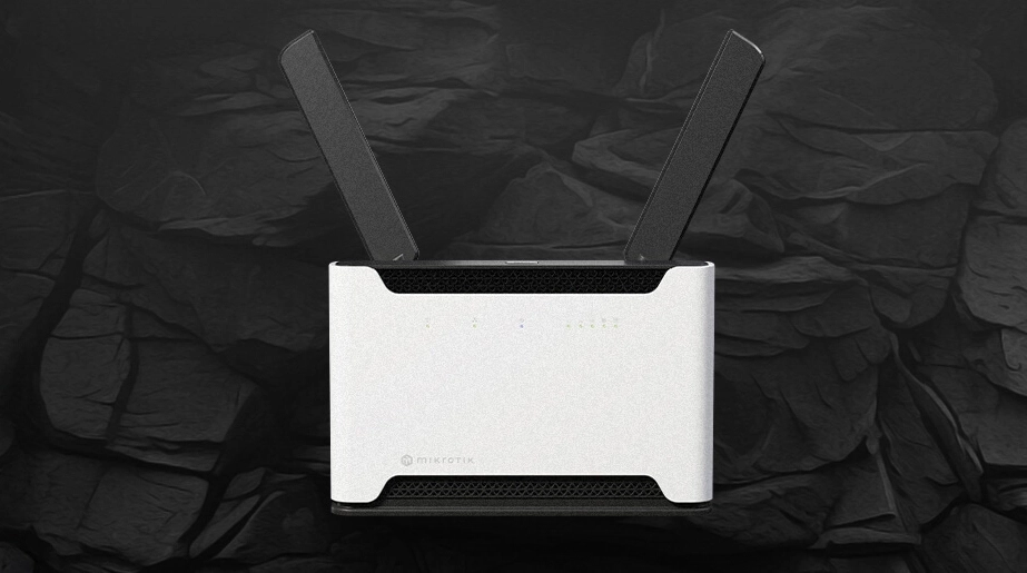 Router MikroTik Chateau 5G con antenas duales e indicadores LED en el panel frontal