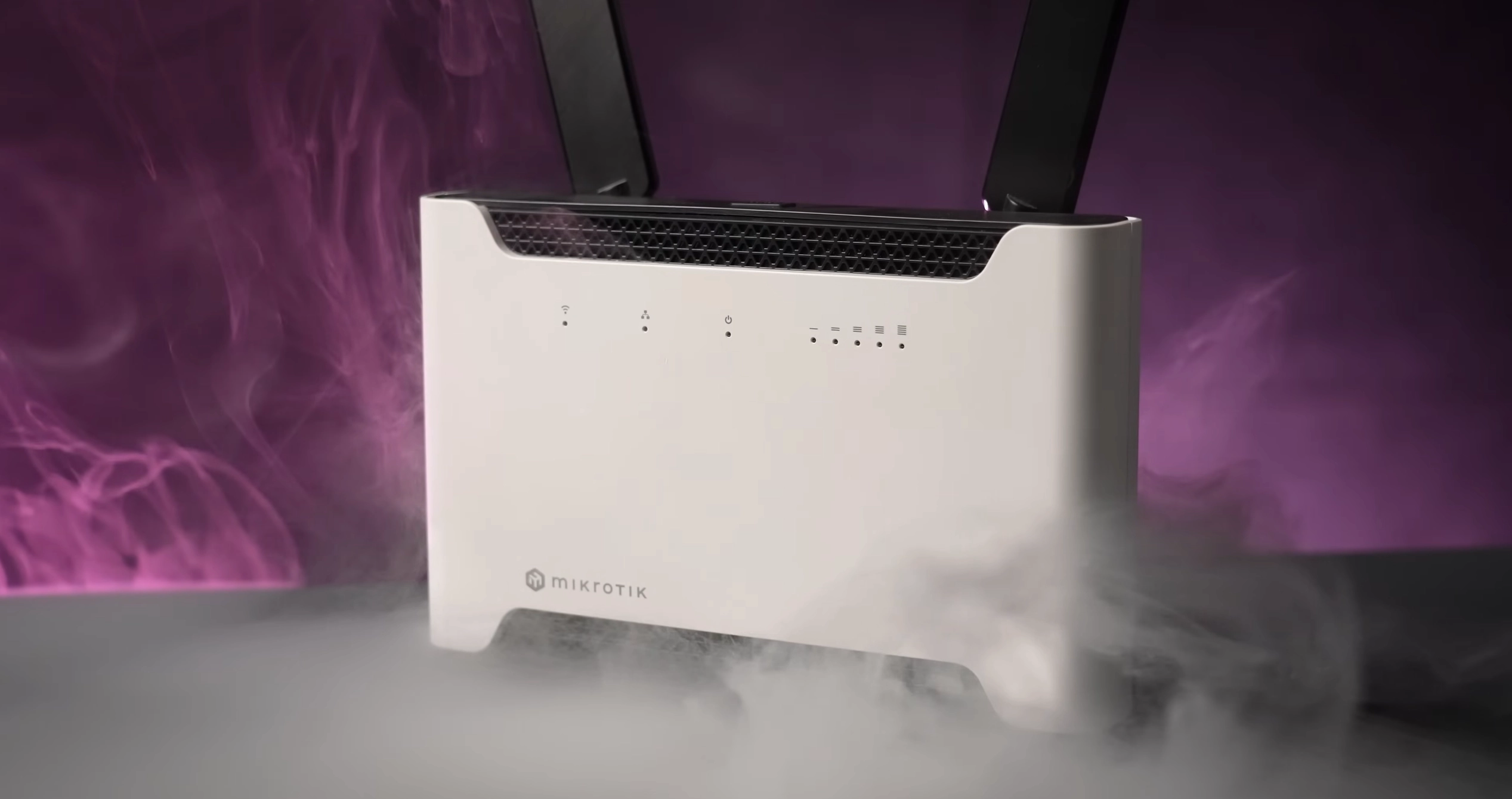 Router en carcasa blanca con efecto niebla, que muestra indicadores LED