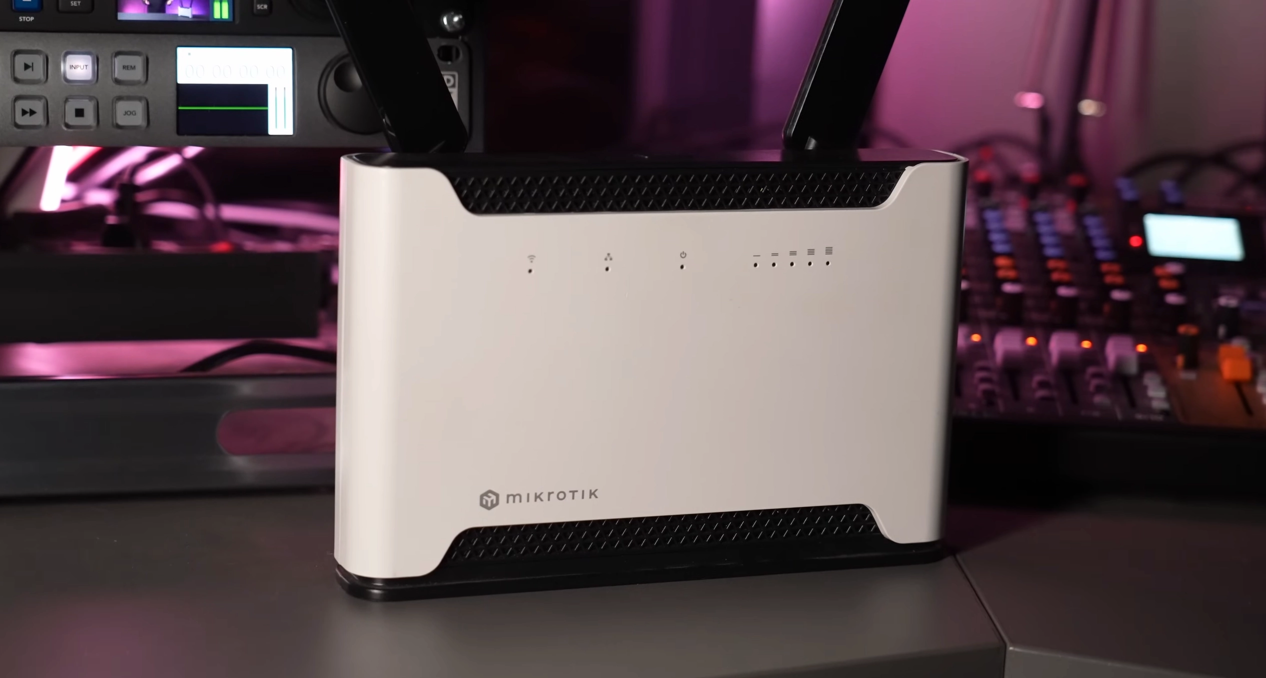 Router de sobremesa con antenas activas e indicadores LED