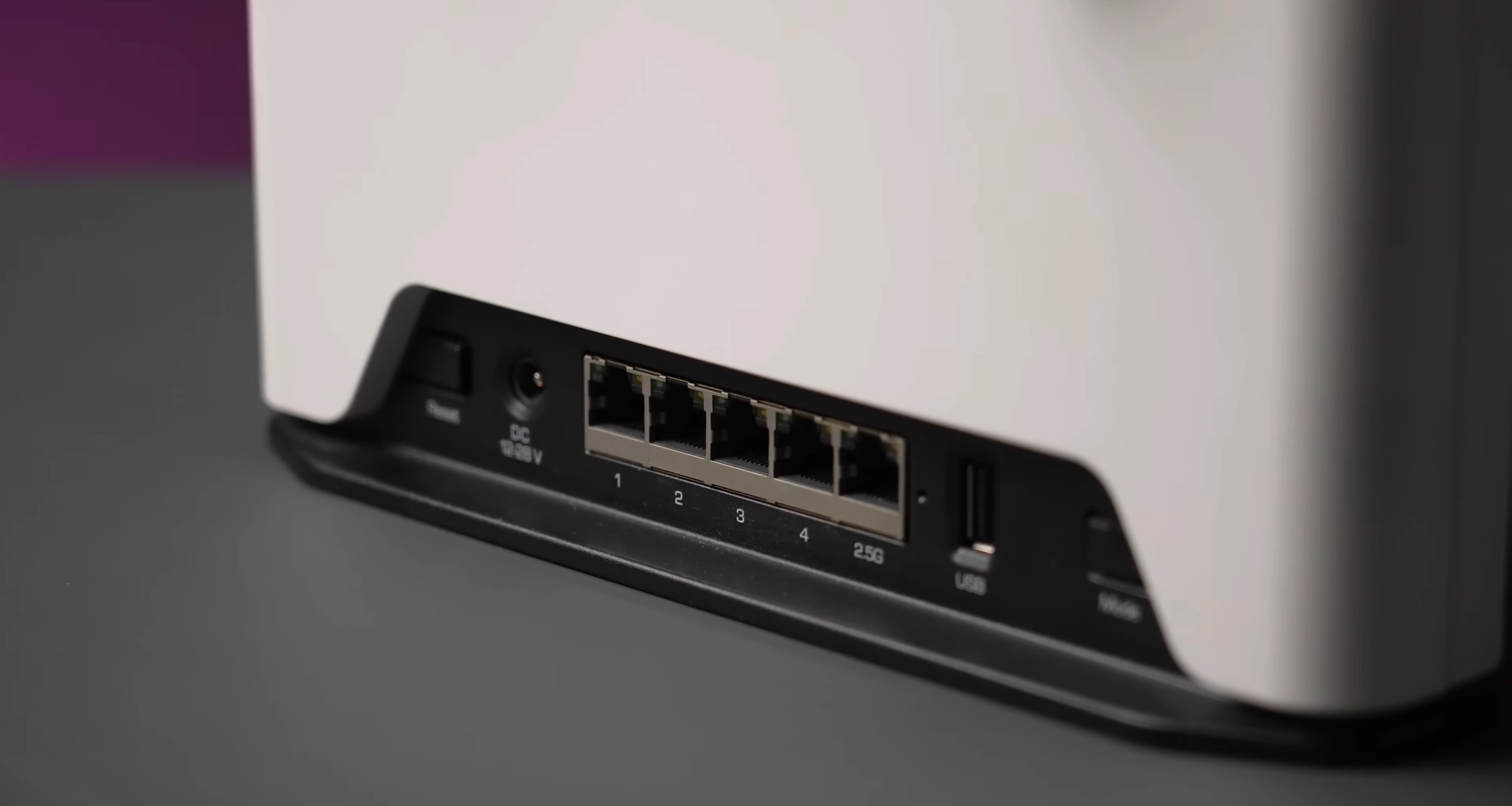 Задняя часть маршрутизатора с портами Ethernet, USB и кнопкой сброса