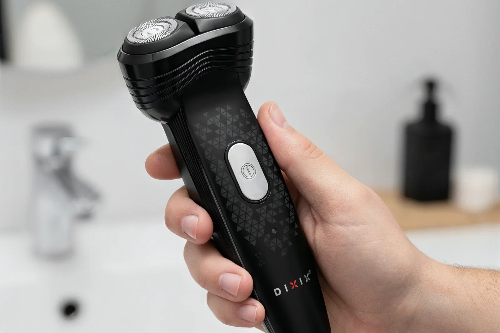 hombre en el baño con una afeitadora dixix negra en la mano