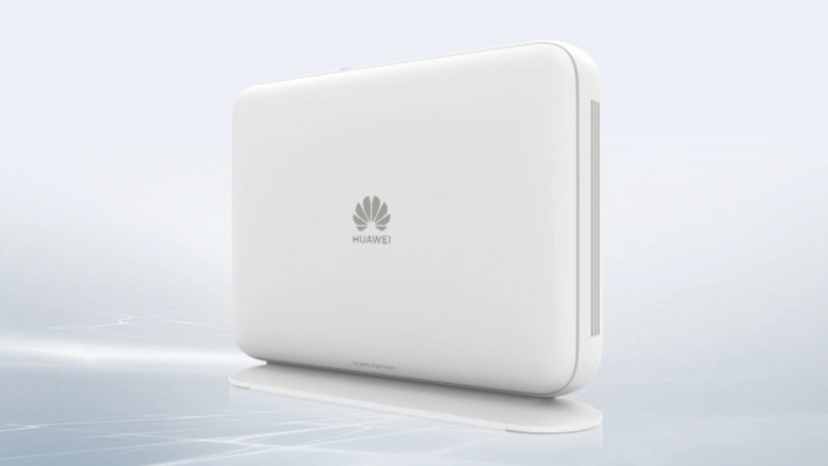 Beyaz bir stand üzerinde, parlak soyut bir arka plana karşı açılı olarak gösterilen bir yönlendiricinin yakın çekimi