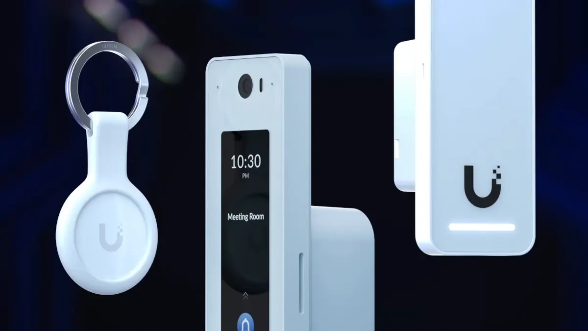 Primer plano del sistema de acceso a la puerta, mostrando el dispositivo junto con un llavero para facilitar el acceso o el desbloqueo, destacando las características del dispositivo y el logotipo.