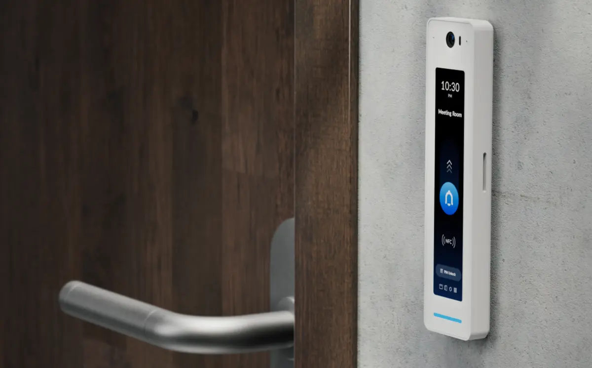 Sistema de acceso a la puerta con pantalla táctil digital que muestra la hora