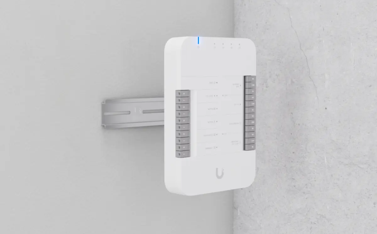 Panel de control de acceso más grande, montado en la pared, con varios botones y pantalla central para gestionar el acceso a la sala.