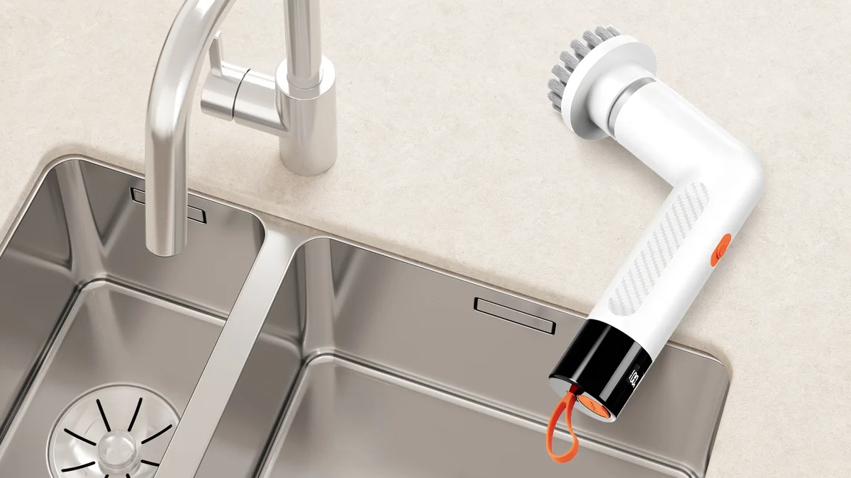 mini cepillo de limpieza a pilas junto al fregadero doble de la cocina