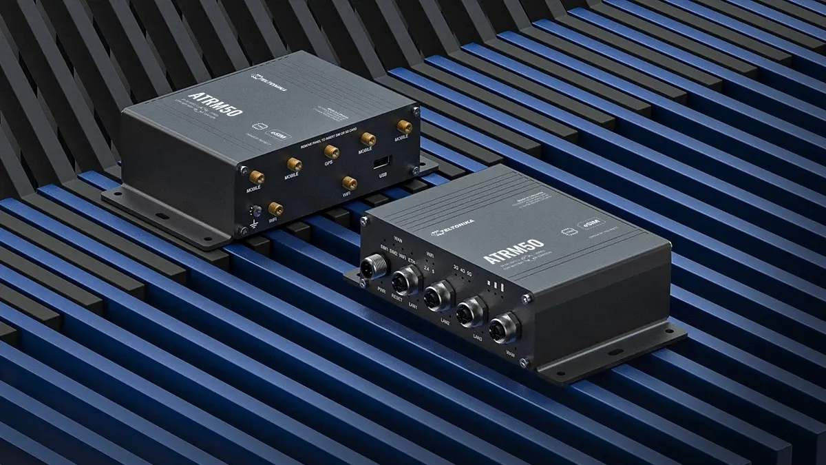 Dos unidades Teltonika ATRM50 colocadas en carriles, con puertos LAN, WAN, antenas y conectores visibles en la parte trasera.