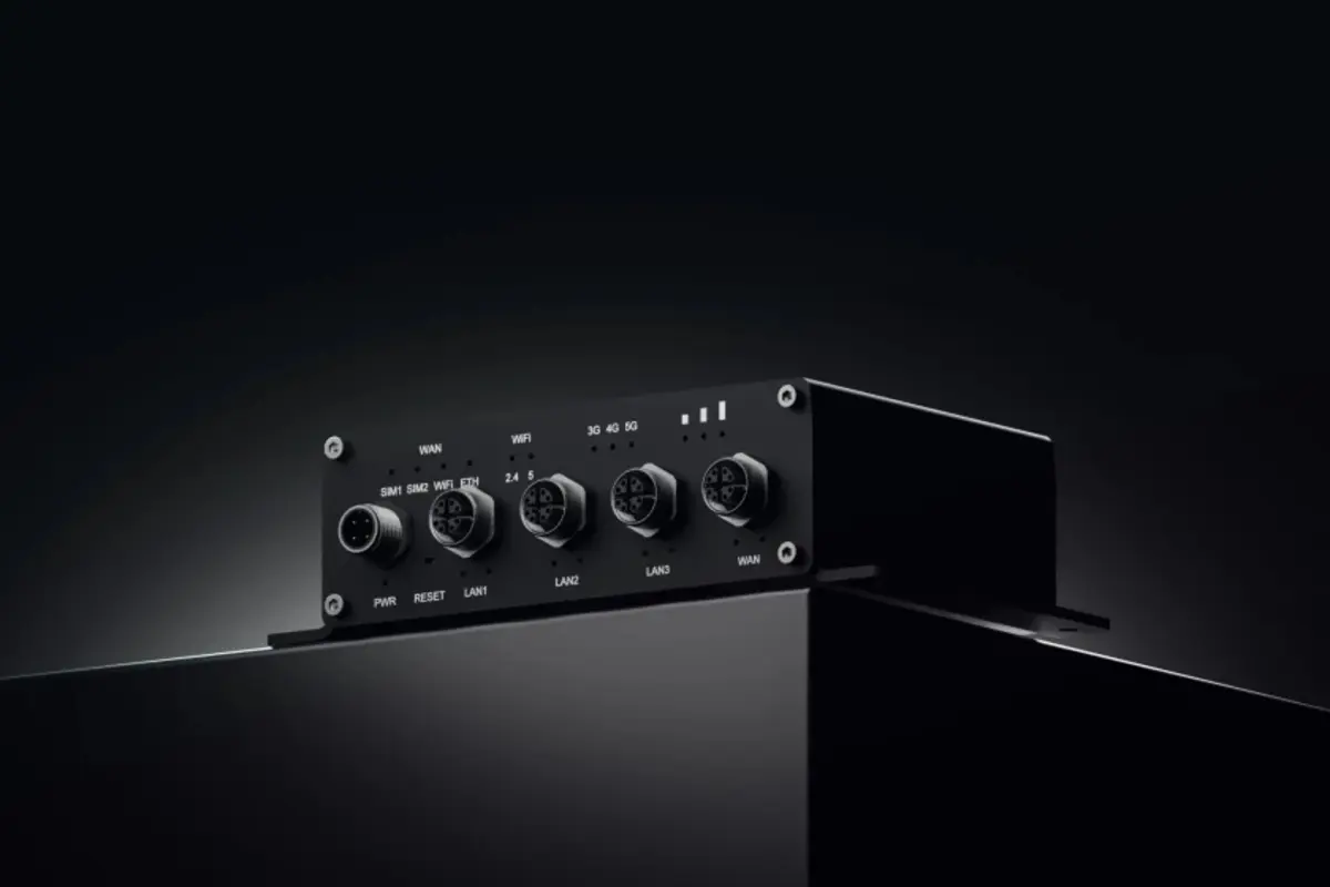 Router 5G Teltonika ATRM50 colocado en el borde, con puertos WAN, LAN, WiFi y botones de reinicio y encendido visibles.