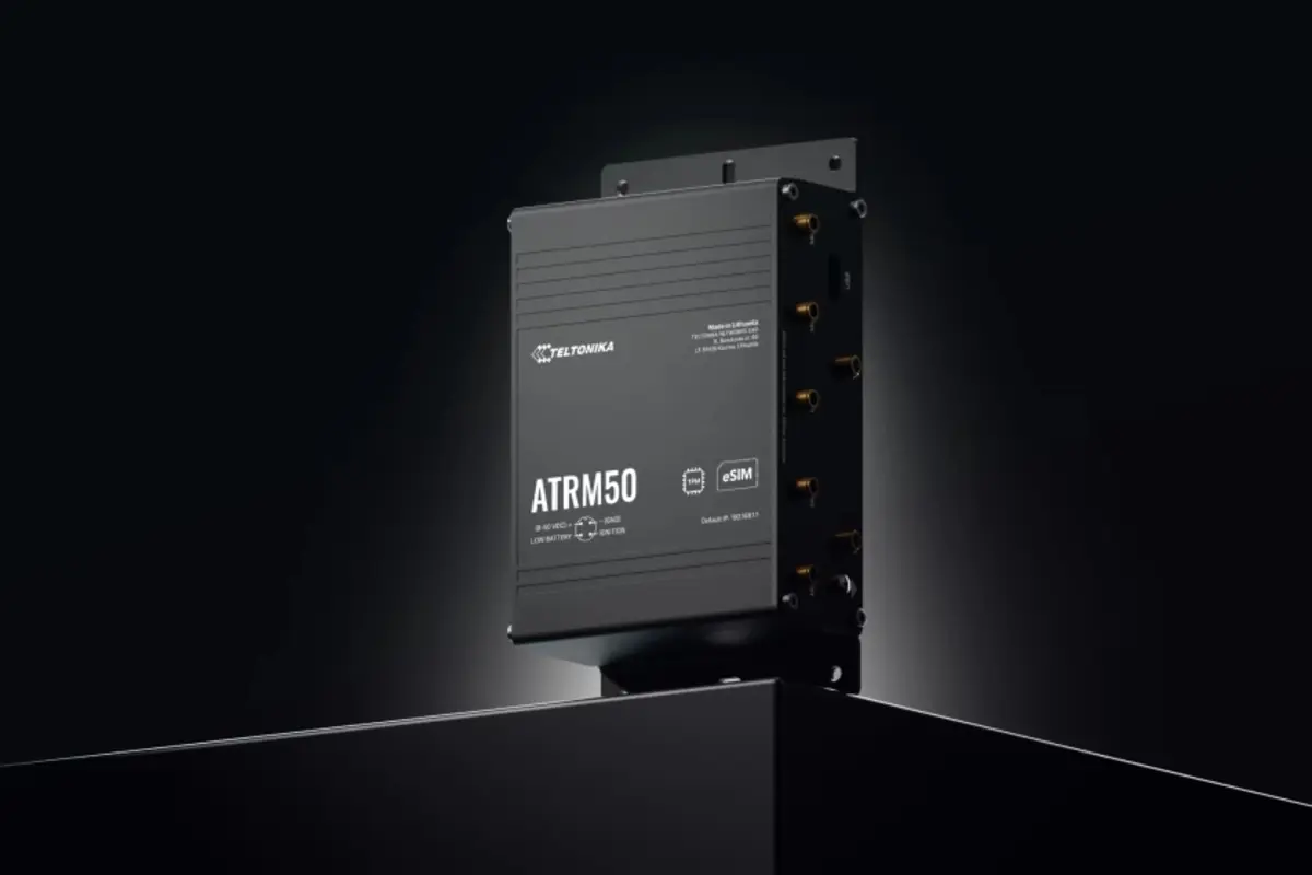 Router 5G Teltonika ATRM50 colocado de canto, con puertos para tarjetas SIM, GPS, WiFi y conectores de antena al fondo