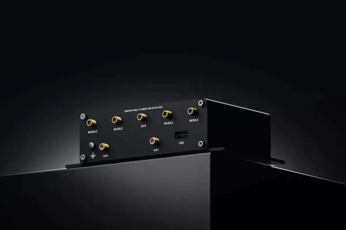 Router 5G Teltonika ATRM50 sobre fondo oscuro, con puertos para tarjetas SIM, GPS, WiFi y conectores USB.