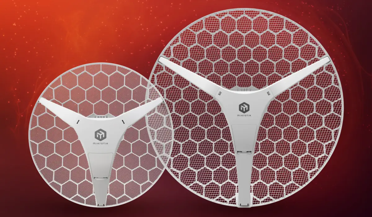 Juego de antenas Mikrotik LHG 5 en dos tamaños, con el logotipo visible de Mikrotik y estructura de nido de abeja